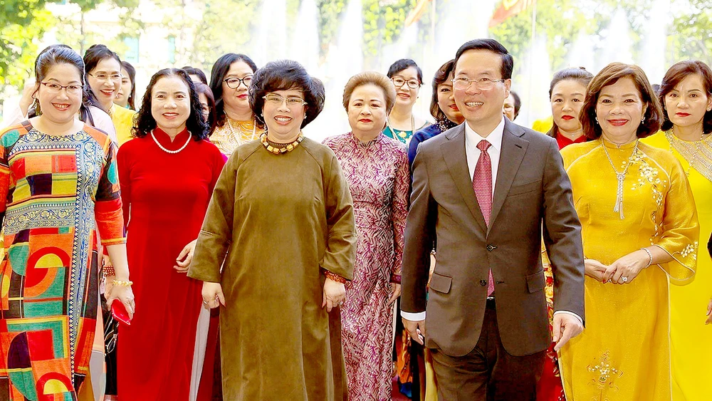 Chủ tịch nước Võ Văn Thưởng và các đại biểu Hiệp hội Nữ doanh nhân Việt Nam. Ảnh: TTXVN