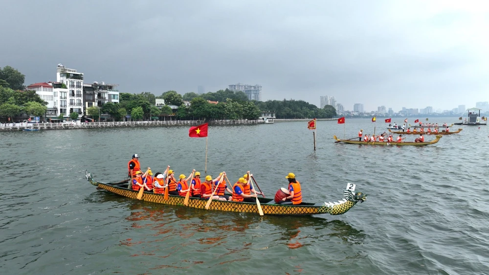40 đội thuyền thi đấu trong giải Bơi chải thuyền rồng Hà Nội mở rộng năm 2023