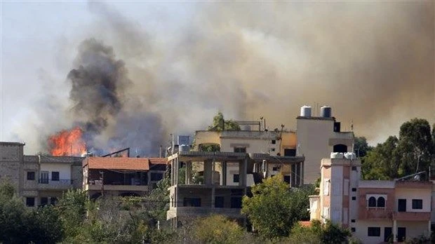 Khói bốc lên tại Aita al-Shaab (Liban) sau vụ tấn công của Israel, ngày 26-10-2023. Ảnh: TTXVN