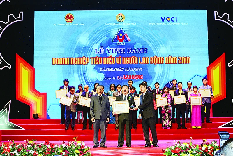 Đại diện Công ty Vedan, ông Kuo Ting Hung nhận giải thưởng từ ban tổ chức