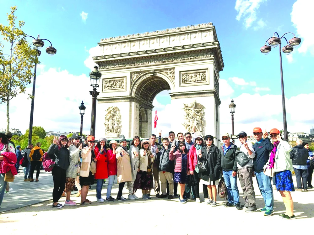 Đoàn khách TST tourist khám phá châu Âu