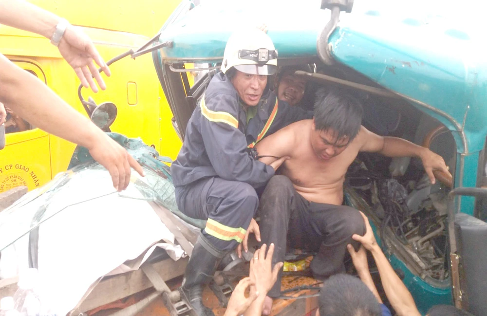 Cảnh sát PCCC cứu hộ người bị thương, kẹt trong cabin xe tải sau vụ tai nạn giao thông tại quận 2, TPHCM