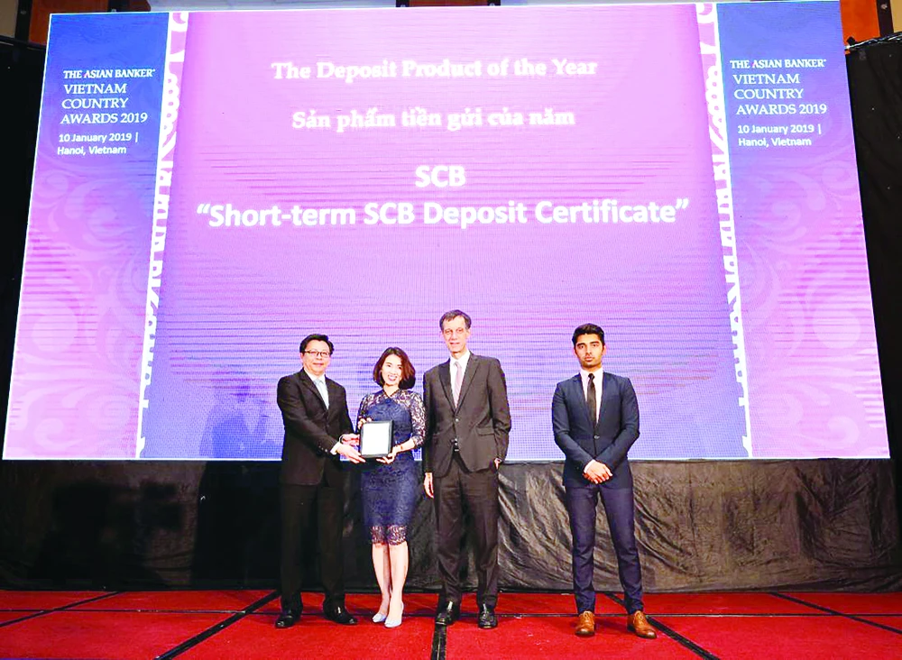 Bà Trần Thị Minh Thảo - Giám đốc Khối Ngân hàng Bán lẻ, đại diện SCB nhận giải thưởng từ Ban tổ chức The Asian Banker