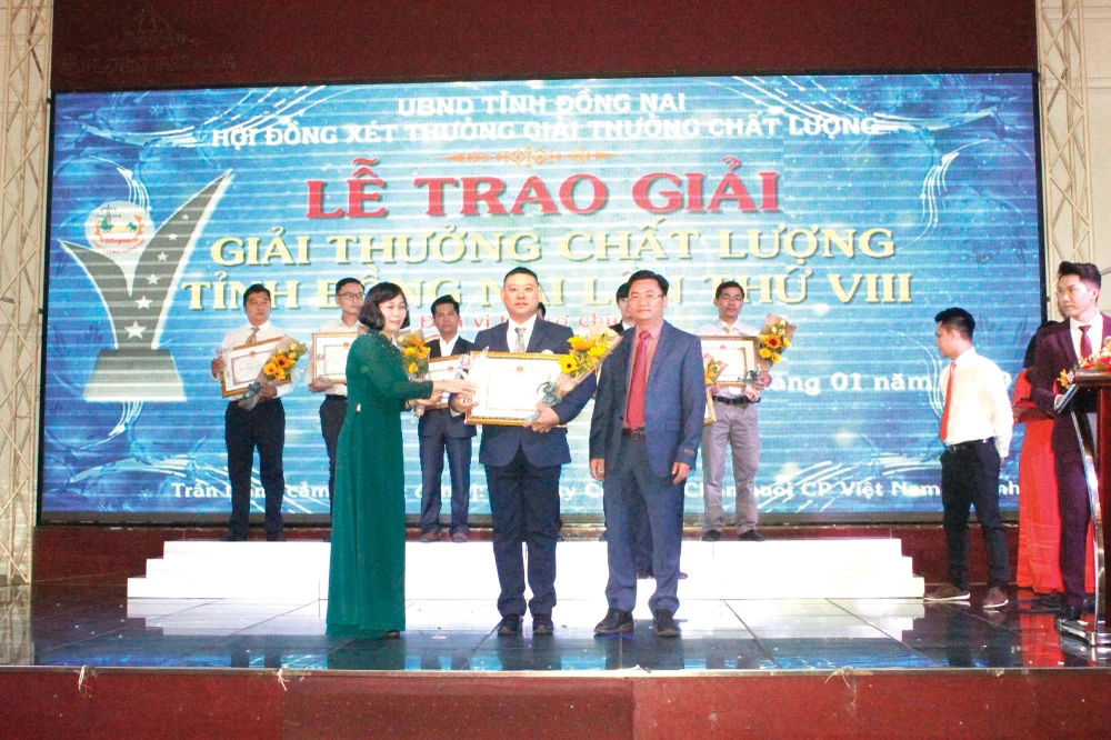 Ông Tsai Ping Hsuan - Đại diện Công ty Vedan nhận “Giải vàng Chất lượng Đồng Nai 2018”
