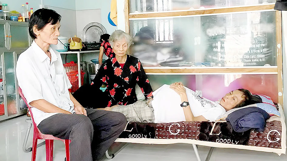 Bà Vương (giữa) nay trở thành trụ cột chính nuôi cả gia đình bị bệnh