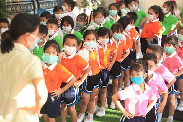 Giáo viên và học sinh một trường mẫu giáo ở Bangkok đeo khẩu trang chống bụi trong giờ học. Ảnh: BANGKOK POST