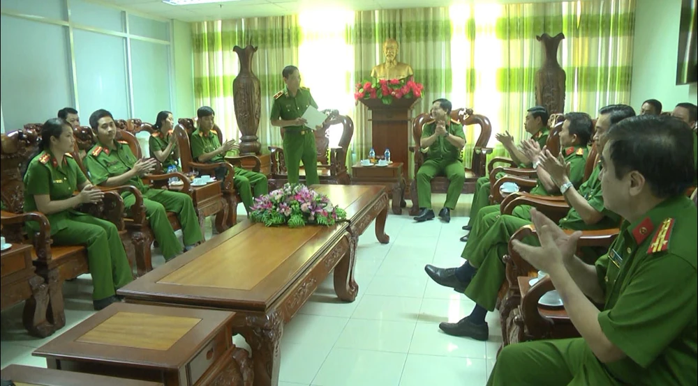 Thiếu tướng Đoàn Việt Mạnh (đứng) đánh giá cao tinh thần trách nhiệm của lực lượng Cảnh sát PCCC và CNCH (Công an TPHCM)