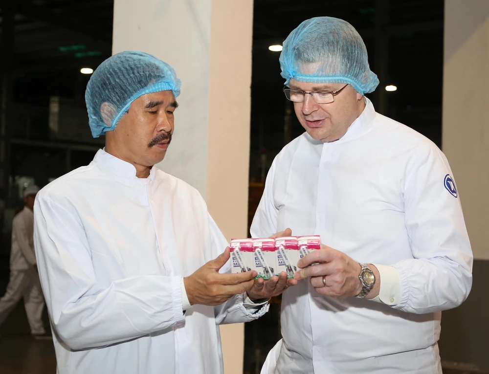 Đại sứ Daniel J. Kritenbrink và ông Nguyễn Quốc Khánh – Giám đốc Điều hành Vinamilk trao đổi về sản phẩm của Vinamilk khi tham quan nhà máy sữa Vinamilk Nghệ An