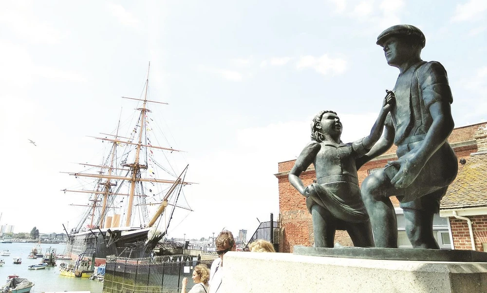 Tượng đài về những đứa trẻ lội bùn mò tiền xu ở cảng Portsmouth