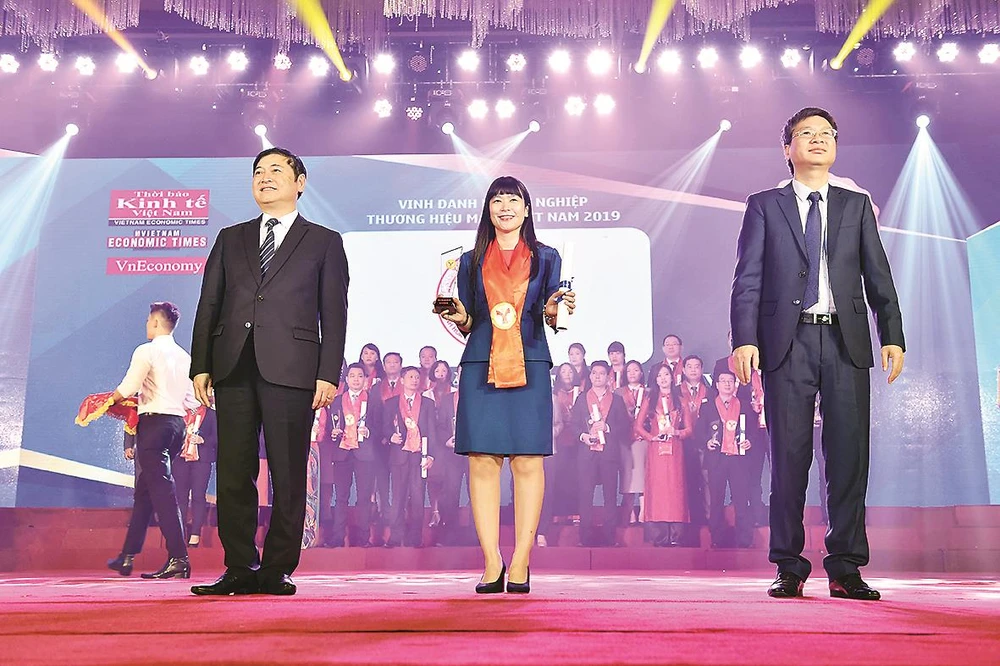 Bà Trịnh Thị Hồng Vân, Phó Tổng Giám đốc Công ty Yến sào Khánh Hòa vinh dự nhận Chứng nhận Thương hiệu mạnh Việt Nam 2018