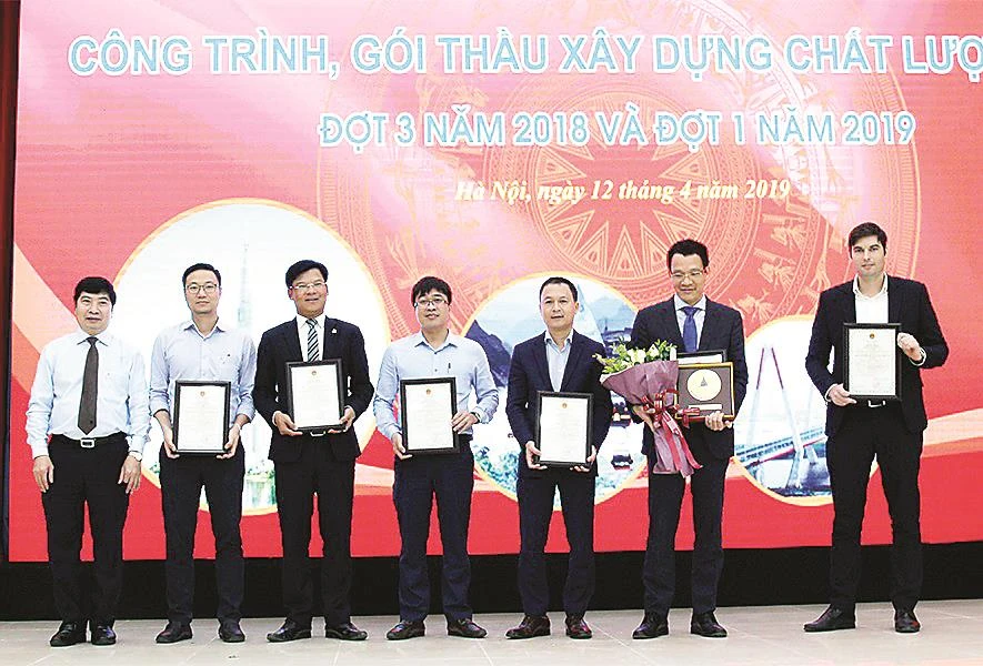 Ông Lê Văn Nam - Phó TGĐ (thứ 3 từ trái qua) đại diện Tập đoàn Xây dựng Hòa Bình đón nhận giải thưởng của Bộ Xây dựng