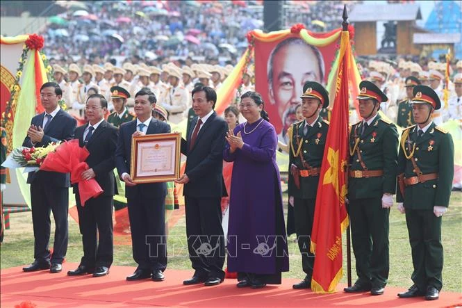 Đồng chí Tòng Thị Phóng, Ủy viên Bộ Chính trị, Phó Chủ tịch Thường trực Quốc hội trao tặng Huân chương Độc lập hạng Nhất cho tỉnh Điện Biên tại buổi lễ. Ảnh: TTXVN