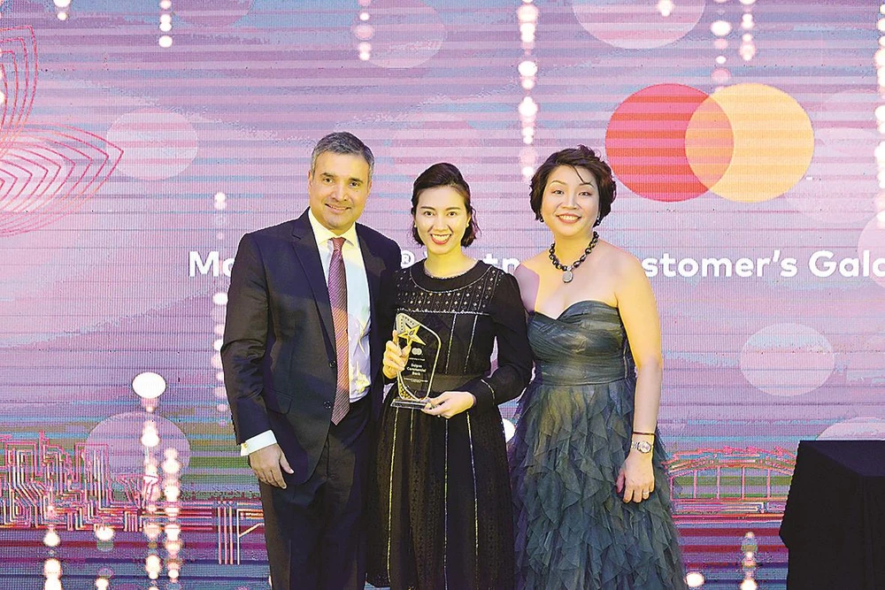 Bà Trần Thị Minh Thảo - Giám đốc Khối Dịch vụ Ngân hàng và Tài chính Cá nhân (DVNH & TCCN) của SCB nhận giải thưởng từ Mastercard
