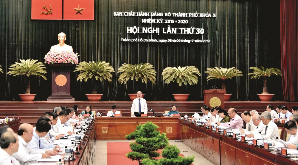 Bí thư Thành ủy TPHCM Nguyễn Thiện Nhân phát biểu tại Hội nghị Thành ủy TPHCM lần thứ 30. Ảnh: VIỆT DŨNG