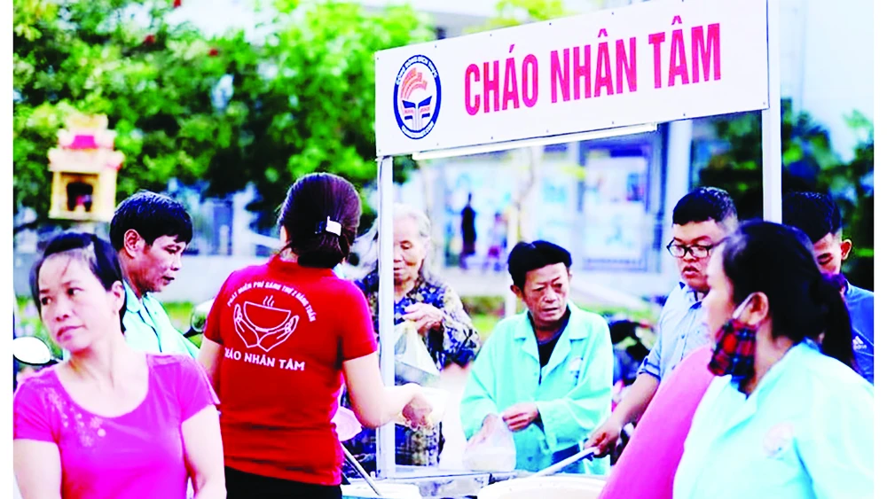 Những suất cháo miễn phí được trao cho bệnh nhân đang điều trị tại Bệnh viện Đa khoa tỉnh Quảng Trị