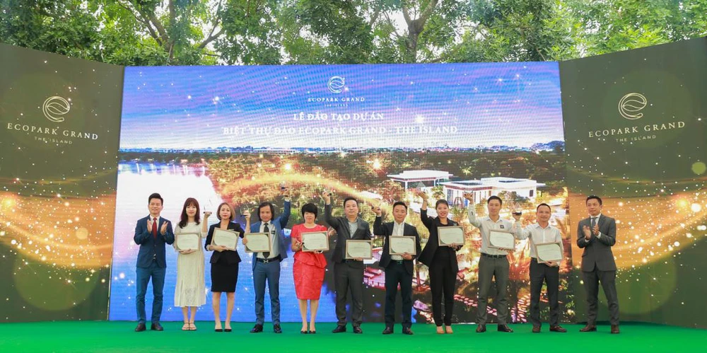 Lễ ký kết hợp tác với các đại lý phân phối chính thức tại công viên Mùa Xuân - khu đô thị Ecopark, Hưng Yên. 