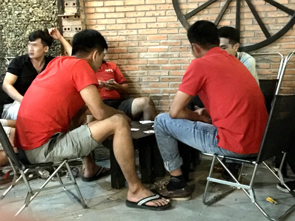 Một nhóm người tụ tập đánh bạc ăn tiền ở một quán cà phê trên đường Tô Ký (quận 12, TPHCM)