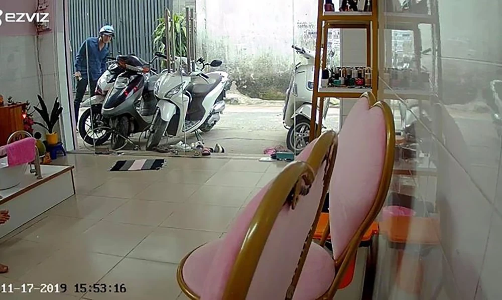 Camera ghi lại hình ảnh kẻ gian rình trộm xe của chị Phạm Thị Ngọc Hạnh