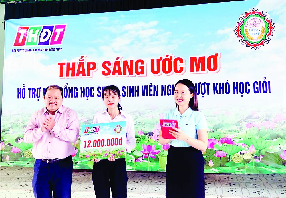 Trao học bổng “Thắp sáng ước mơ” tại huyện Thanh Bình, tỉnh Đồng Tháp