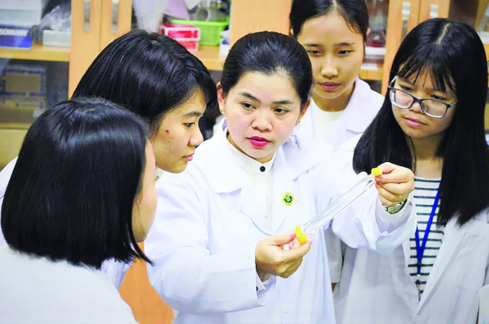 PGS-TS Nguyễn Thị Hiệp (đứng giữa) được vinh danh trong tốp 100 nhà khoa học hàng đầu châu Á 