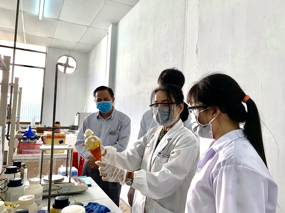 Cán bộ nghiên cứu của Trường Đại học Nguyễn Tất Thành vẫn làm việc tại phòng thí nghiệm