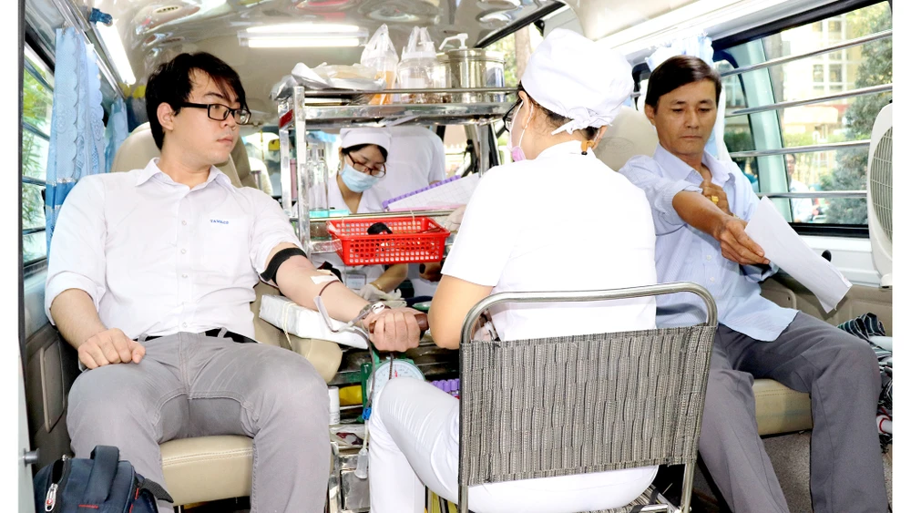 Người lao động Sawaco tham gia hiến máu tại ngày hội