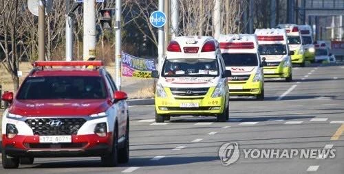 Xe cứu thương được huy động tại Daegu, cách Seoul khoảng 300 km về phía đông nam, vào ngày 23-2, để chở những bệnh nhân bị nhiễm Covid-19. Ảnh: YONHAP