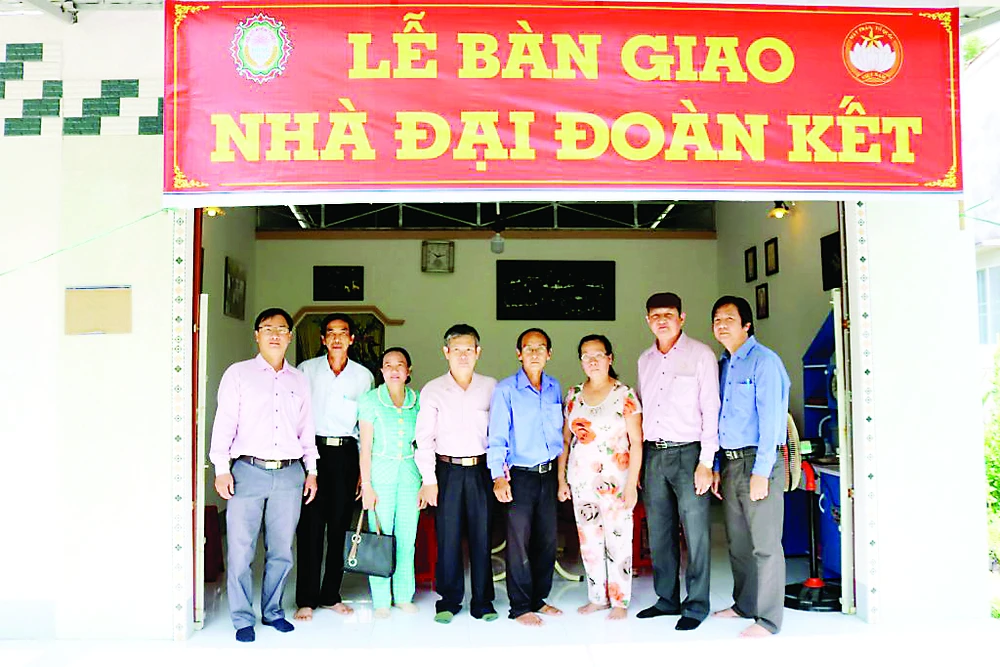 Công ty TNHH MTV Xổ số kiến thiết Đồng Tháp trao nhà đại đoàn kết cho hộ nghèo tại huyện Lai Vung 