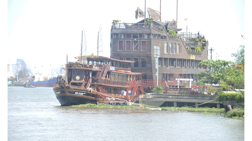 Tàu nhà hàng du lịch neo đậu tại sông Sài Gòn chiều 26-3. Ảnh: CAO THĂNG
