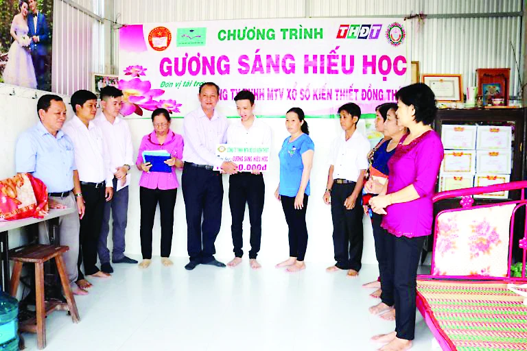 Công ty TNHH MTV Xổ số kiến thiết Đồng Tháp trao học bổng “Tiếp sức đến trường” tại thành phố Cao Lãnh
