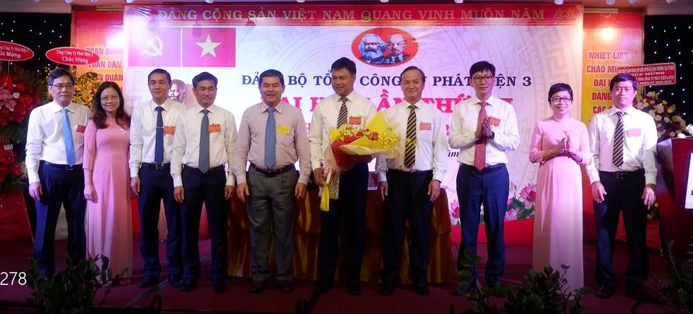 Đồng chí Võ Văn Yên (thứ 5 từ trái sang) chúc mừng Ban Chấp hành Đảng bộ Tổng Công ty Phát điện 3 nhiệm kỳ mới
