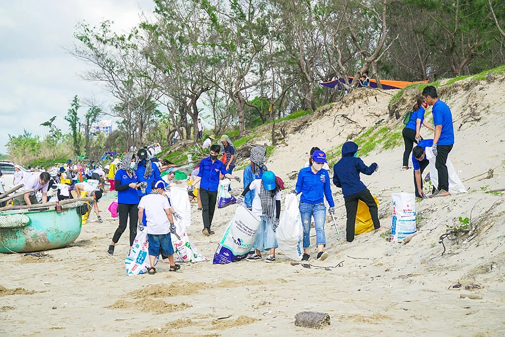Chung tay dọn sạch rác thải tại bãi biển