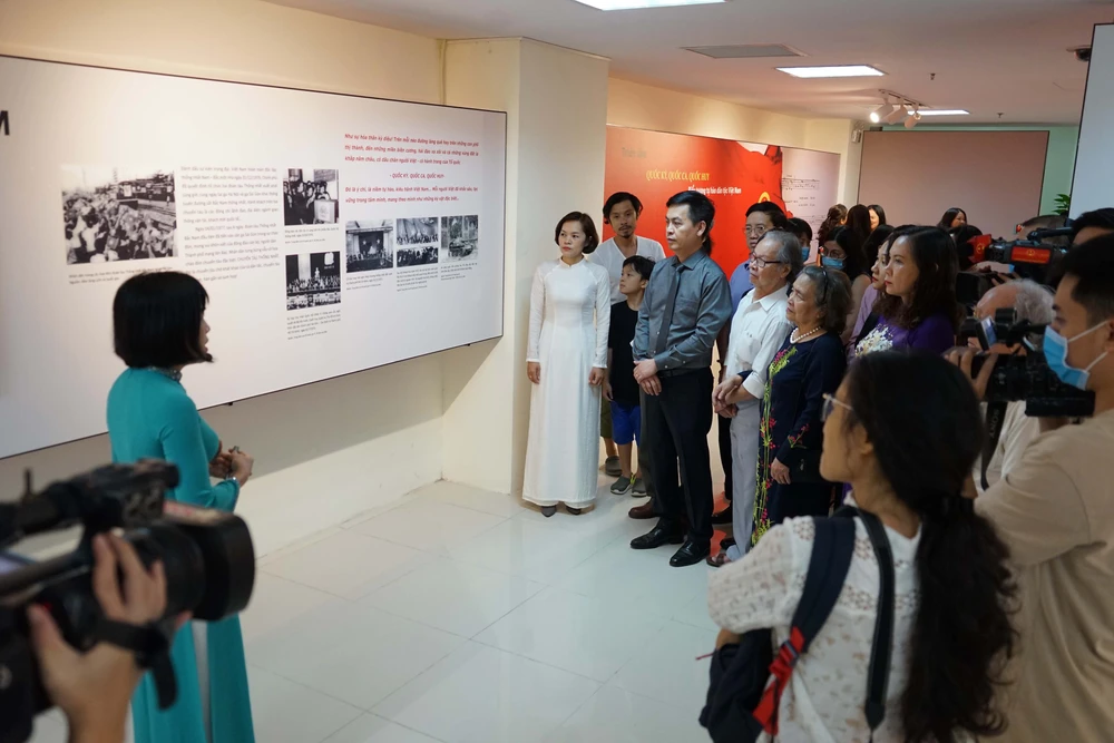 Các đại biểu tham quan triển lãm “Quốc kỳ, Quốc ca, Quốc huy: Biểu tượng tự hào dân tộc Việt Nam” 
