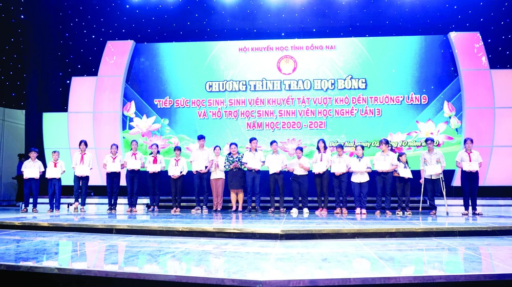 Bà Nguyễn Thu Thủy (Phó Giám đốc đối ngoại Công ty Vedan Việt Nam) trao học bổng cho các em học sinh khuyết tật vượt khó đến trường - tỉnh Đồng Nai
