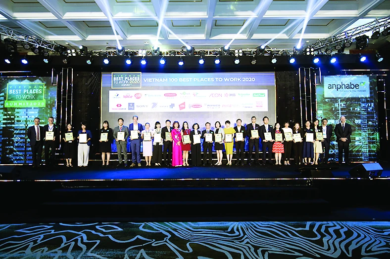 Emin Turan, Tổng Giám đốc Sanofi Đông Dương, nhận chứng nhận Tốp 100 nơi làm việc tốt nhất Việt Nam năm 2020 (thứ 2 từ trái sang)