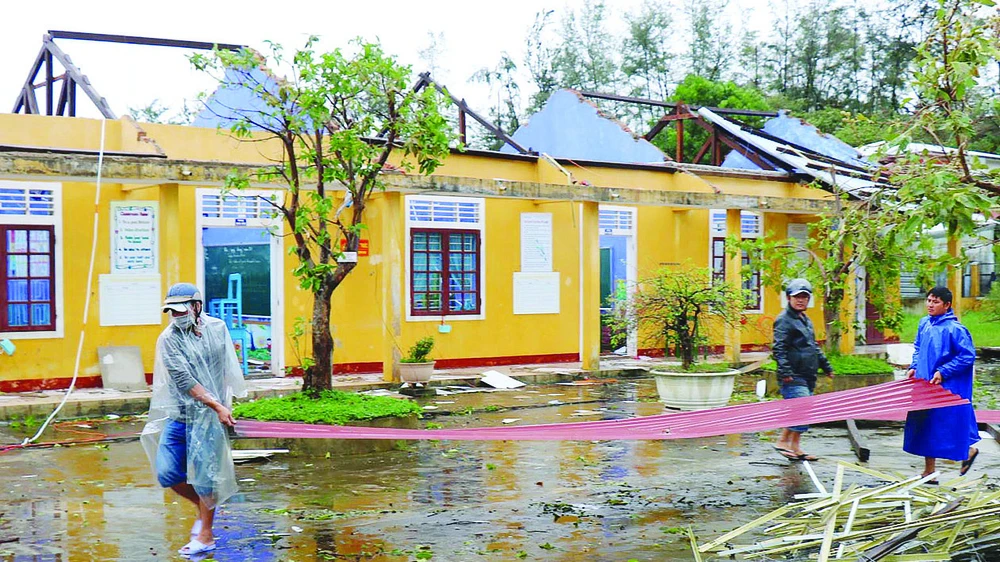 Trường Tiểu học xã Phú Thuận, huyện Phú Vang, tỉnh Thừa Thiên-Huế bị tốc mái hoàn toàn. Ảnh: VĂN THẮNG