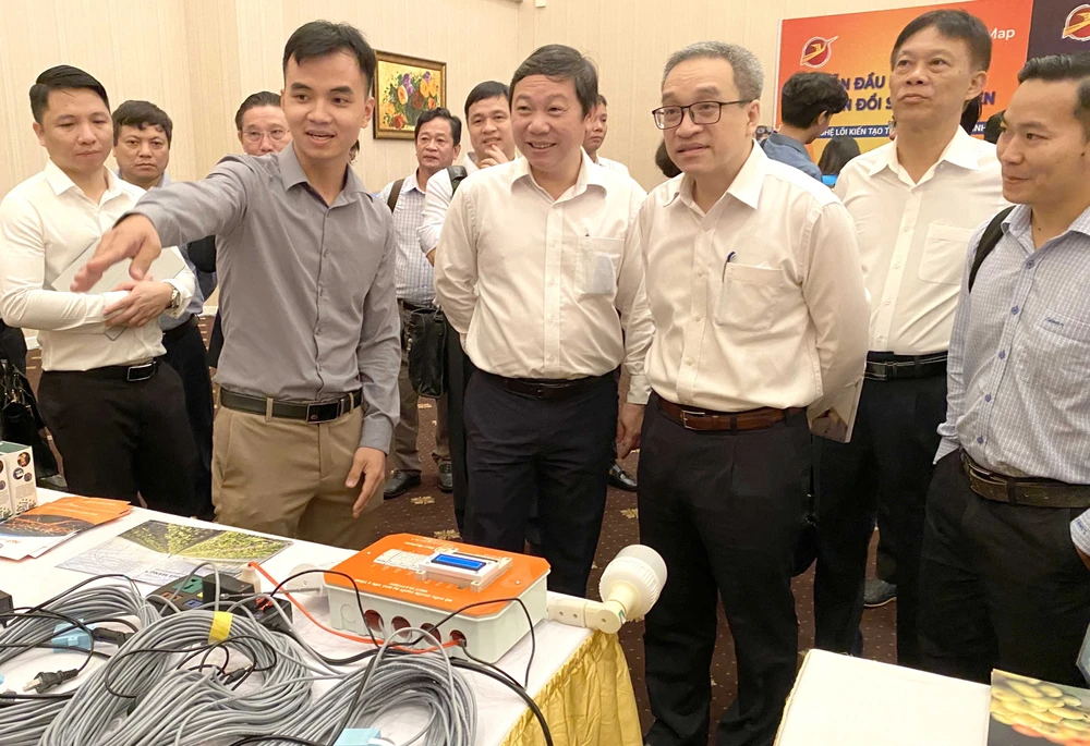 Thứ trưởng Bộ TT-TT Phan Tâm, Phó Chủ tịch UBND TPHCM Dương Anh Đức và các đại biểu thăm gian hàng của doanh nghiệp Việt Nam tại triển lãm