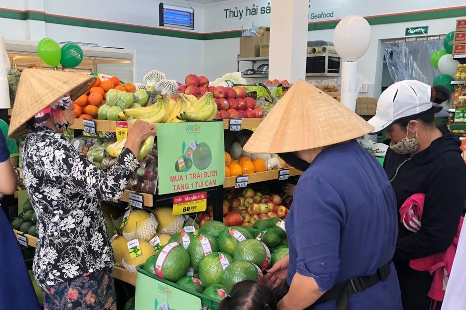 Cửa hàng Co.op Food thu hút khách hàng mua sắm 