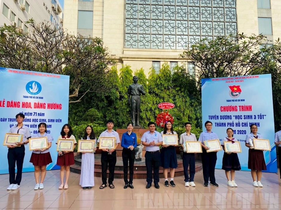 Các học sinh nhận tuyên dương danh hiệu gương “Học sinh 3 tốt TPHCM” năm 2020. Ảnh: Thanhuytphcm.vn