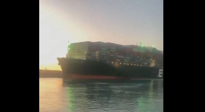 Tàu đã dần dịch chuyển ra xa phần bờ phía Tây của kênh đào Suez. Ảnh cắt từ video: Twitter