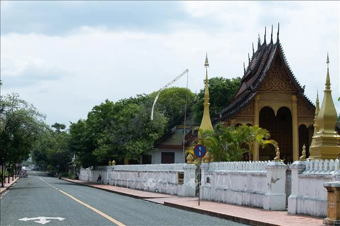 Cảnh vắng vẻ trên đường phố trong thời gian phong tỏa phòng dịch COVID-19 tại Luang Prabang, Lào, ngày 27-4. Ảnh: THX/ TTXVN