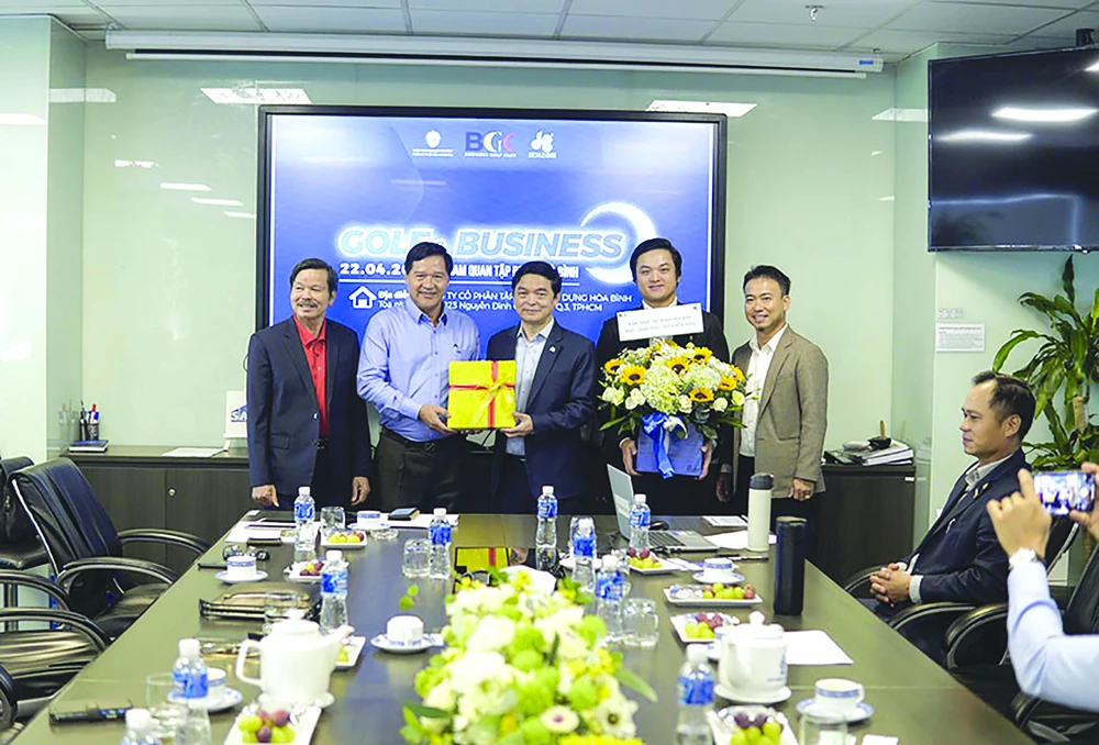 Ông Lê Viết Hải - Chủ tịch Tập đoàn Xây dựng Hòa Bình (giữa) trao quà lưu niệm cho đại diện CLB CLB Golf & Business