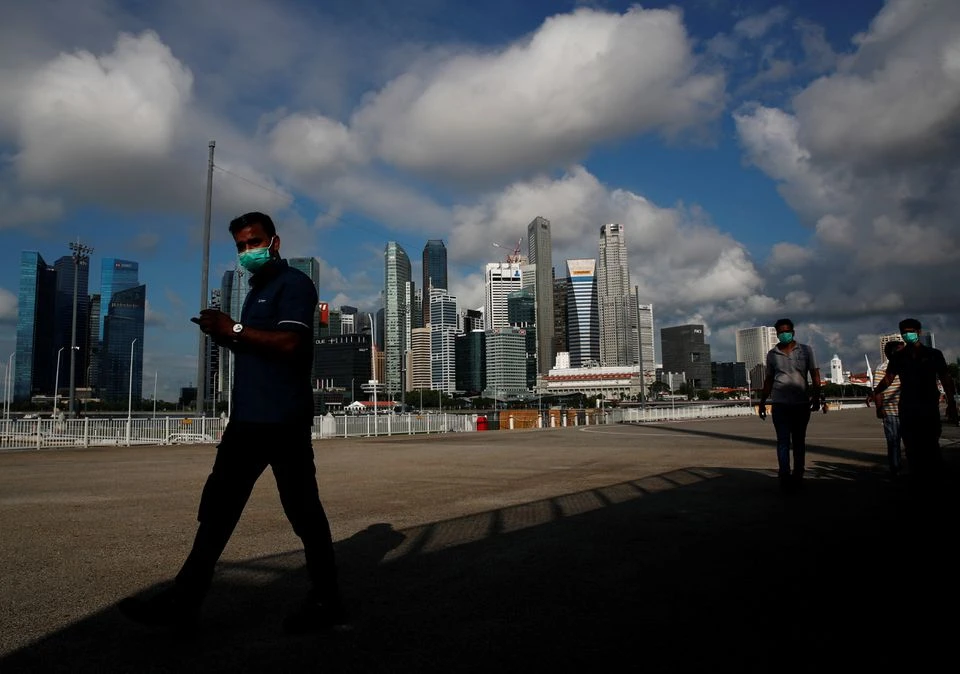 Người dân đeo khẩu trang phòng lây nhiễm Covid-19 tại Singapore. Ảnh: REUTERS