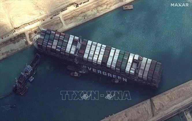 Tàu chở hàng Ever Given mắc cạn ở Kênh đào Suez, Ai Cập. Ảnh: IRNA/TTXVN