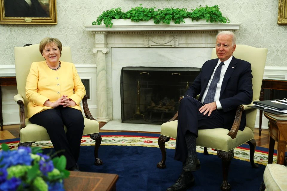 Thủ tướng Đức Angela Merkel trao đổi cùng Tổng thống Joe Biden trong chuyến thăm Mỹ. Ảnh: REUTERS