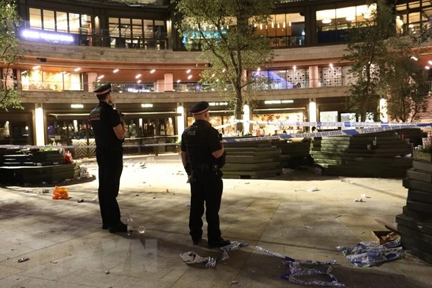 Cảnh sát phong tỏa hiện trường vụ đâm dao ở khu vực Broadgate Circle, London (Anh) ngày 17-7-2020. Ảnh: UKNIP/TTXVN