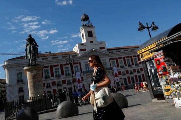 Người dân Tây Ban Nha tại Madrid. Ảnh: REUTERS