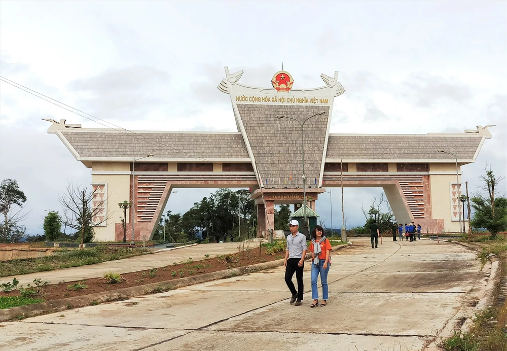 Quốc môn được xây dựng tại cửa khẩu quốc tế Nam Giang - Đắc Tà Oọc. Ảnh: Báo Quảng Nam