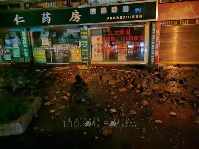 Nhiều ngôi nhà bị hư hại trong trận động đất tại tỉnh Tứ Xuyên, Trung Quốc, ngày 16-9. Ảnh: TTXVN