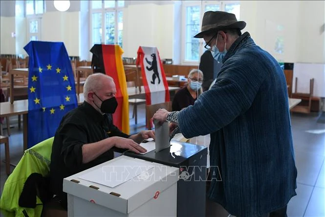 Cử tri bỏ phiếu bầu Quốc hội tại điểm bầu cử ở Berlin, Đức ngày 26-9-2021. Ảnh: TTXVN